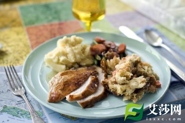 火鸡是餐桌上最受欢迎的食物，但一项民意调查显示，人们对其他感恩节经典食物的看法并不一致
